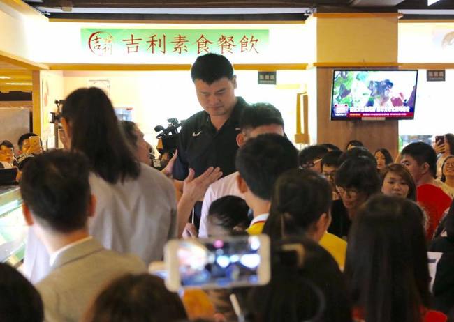 姚明訪台 學生餐廳夾菜被包圍【影】 | 華視新聞