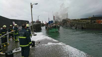【華視最前線】宜蘭外海火燒漁船 1人灼傷送醫 | 