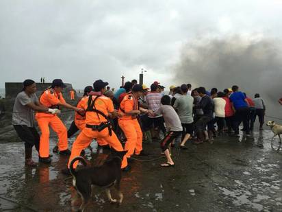 【華視最前線】宜蘭外海火燒漁船 1人灼傷送醫 | 海巡署人員和漁民一起在岸上將失火的漁船拉回靠岸。