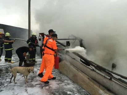 【華視最前線】宜蘭外海火燒漁船 1人灼傷送醫 | 海巡署人員趕緊噴滅火器，幫助滅火。