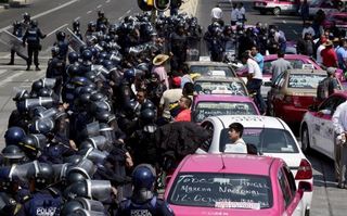 不滿Uber搶生意 墨西哥運將阻街抗議