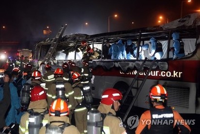 南韓遊覽車火燒車 至少10死10傷 | 南韓昨晚發生嚴重遊覽車火燒車事故，目前已知10死10傷。翻自《朝鮮日報》
