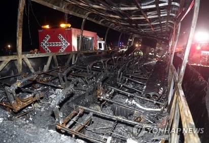 南韓遊覽車火燒車 至少10死10傷 | 現場畫面。翻自《韓聯社》