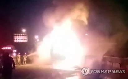 南韓遊覽車火燒車 至少10死10傷 | 火燒車瞬間。翻自《韓聯社》
