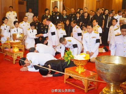 弔唁泰王蒲美蓬 2任總理跪拜澆聖水 | 