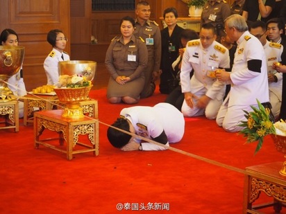 弔唁泰王蒲美蓬 2任總理跪拜澆聖水 | 