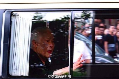 安慰泰民 王后:蒲美蓬曾說"別為我死而哭泣" | 王后詩麗吉向泰國人民揮手。(翻攝泰國頭條新聞微博)