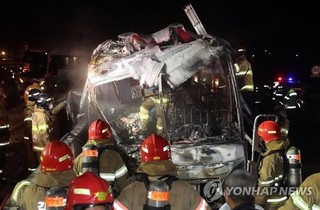 南韓遊覽車火燒車 至少10死10傷