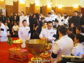 弔唁泰王蒲美蓬 2任總理跪拜澆聖水