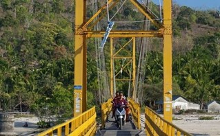 峇里島跨海大橋意外崩塌 造成9死30傷