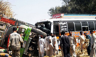 慘! 巴基斯坦巴士對撞 27死66傷