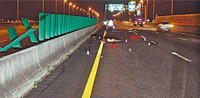 女騎車上國道遭輾斃 被目擊「一路搖晃」 | 華視新聞