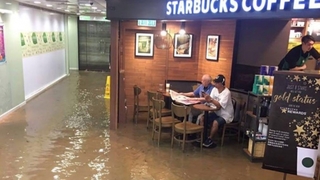狂! 颱風淹大水 男子腳泡水淡定喝咖啡