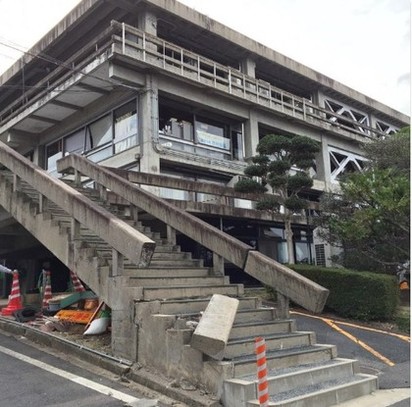 【更新】日本州6.6地震 鳥取縣至少10民宅倒塌 | 日本網友po出鳥取縣倉吉市市公所受損模樣。翻攝推特