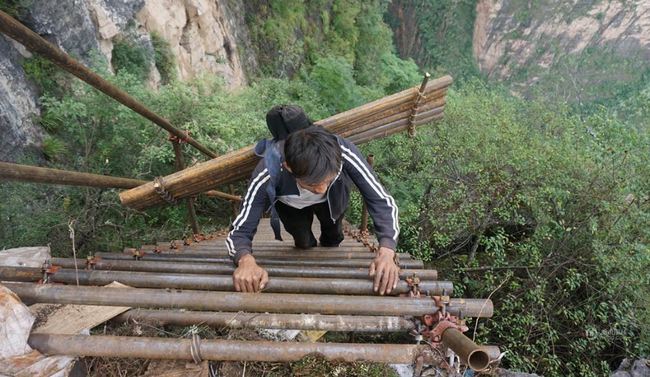 大陸懸崖村 村民揹1500根鋼管造天梯 | 華視新聞