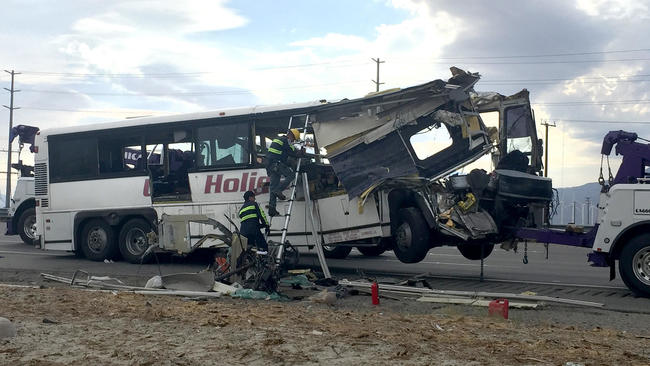 南加州觀光巴士撞卡車 至少釀13死 | 華視新聞