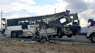 南加州觀光巴士撞卡車 至少釀13死
