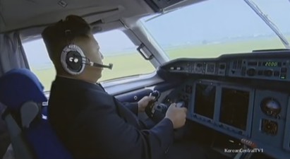 【影】金正恩造神影片 開飛機.指導作戰他都會 | 金正恩也會開飛機。