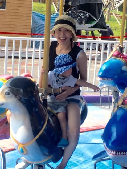 46歲玉女掌門人 凍齡30年帶兒遊樂園 | 蘇慧倫帶著兒子玩旋轉木馬，也替自己慶生。（翻攝臉書