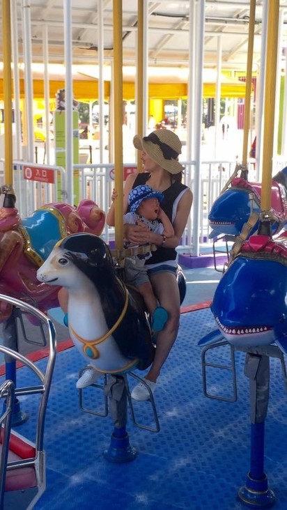 46歲玉女掌門人 凍齡30年帶兒遊樂園 | 蘇慧倫帶著兒子玩旋轉木馬，也替自己慶生。（翻攝臉書