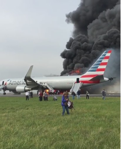 美國航空班機起飛前失火 乘客驚惶逃難 | 