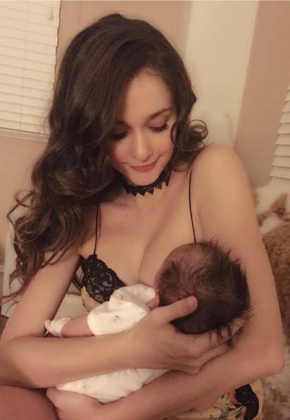 瑞莎親餵母乳性感照 公布恢復瘦身絕招 | 瑞莎今在臉書分享餵乳照。（翻攝自瑞莎臉書）