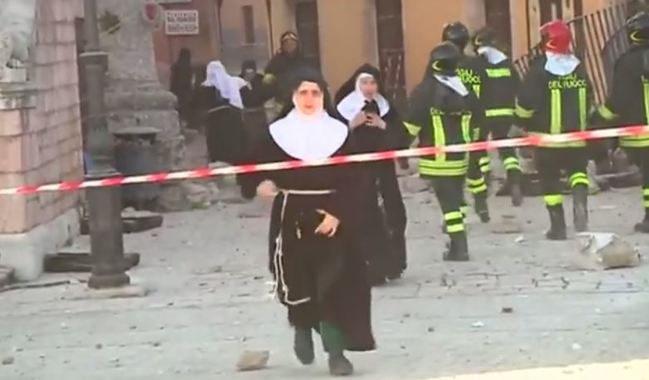 義大利中部強震 瓦礫堆中多人獲救【影】 | 華視新聞