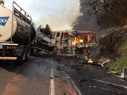 巴西貨車.巴士相撞起火 至少20人死亡 | 