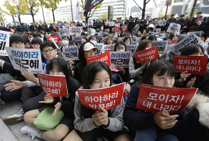 朴槿惠道歉沒用 南韓10萬人上街示威 | 南韓高中生要求朴槿惠下台。美聯社