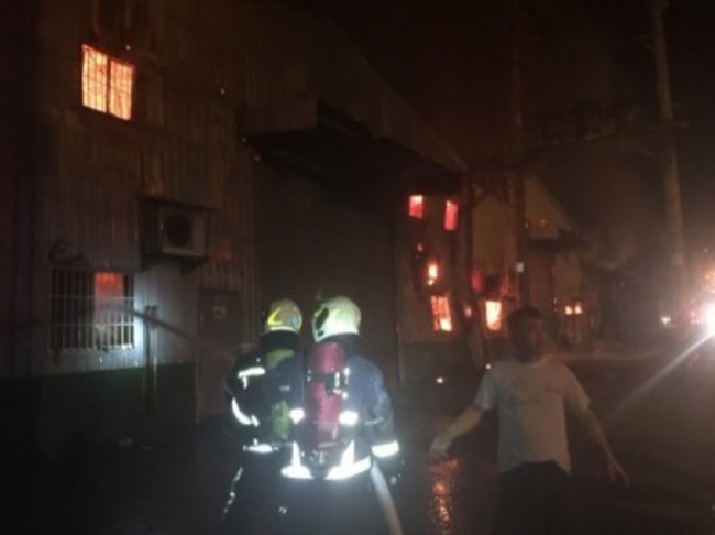 【華視起床號】龜山凌晨工廠大火 燒3小時無人傷亡 | 華視新聞