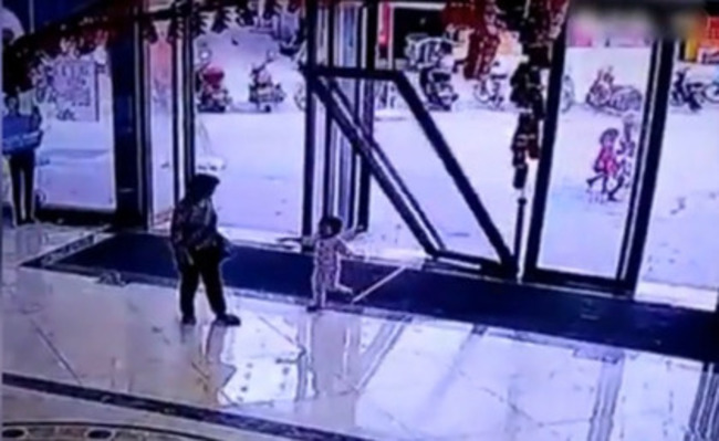 恐怖商場! 玻璃門壓趴3歲女童 | 華視新聞