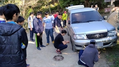 最強神救援! 司馬庫斯車破胎 巧遇汽修科學生… | 南港高工師生們不惜花費寶貴的時間，也要把車修，讓車主對他們的幫助萬分感激。（圖擷自爆料公社）
