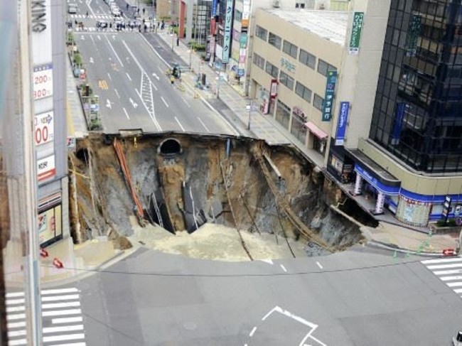 JR博多車站驚現15公尺大坑 洞持續擴大 | 華視新聞