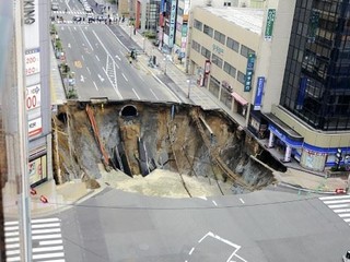 JR博多車站驚現15公尺大坑 洞持續擴大