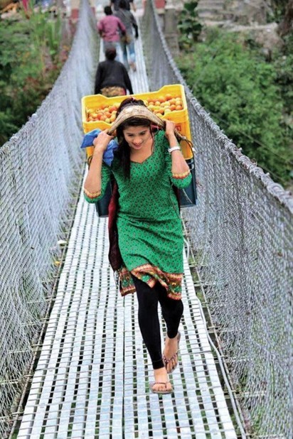 尼泊爾賣菜少女顏值爆表 網友:想娶回家! | (翻攝網路)