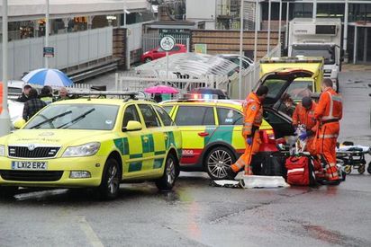 倫敦清晨電車翻覆 釀8死57傷 | 醫護人員搶救傷者。(翻攝鏡報)