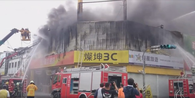 台東燦坤火警! 2樓倉庫全毀 | 華視新聞