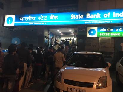 印度紙鈔變廢紙 打黑錢超狠民眾嚇壞 | 8日當天深夜銀行ATM大排長龍。(翻攝印度神尤遊印度)