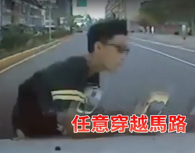 【影】男衝出馬路遭撞飛 竟要求車主賠47萬 | 華視新聞