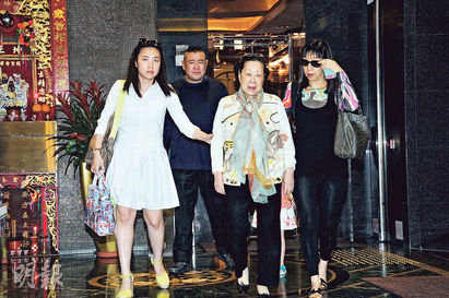 港富豪分手刊頭版 已給呂麗君83億元 | 甘比十分照顧劉鑾雄母親。翻攝畫面。