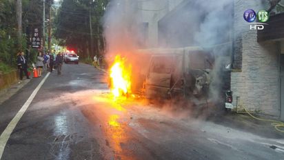 南投1採茶車起火燃燒 釀1死4傷 | 廂型車起火燃燒。