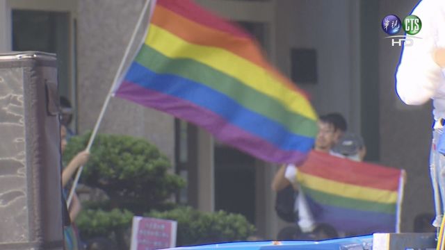 而支持同性婚姻的人士，則是拿著彩虹旗在旁邊揮舞。