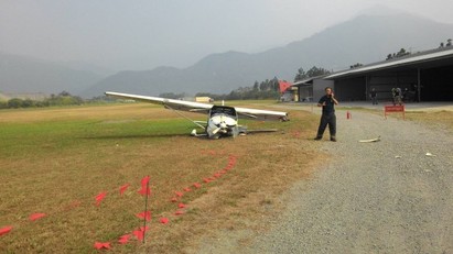 屏東高樹1輕航機著陸不慎受損 2人受傷 | 輕航機降落著地不慎受損。