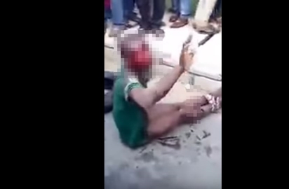 社會悲歌! 男童偷饅頭 遭民眾淋油燒死 | 男童的腳被綑綁住，遭鄉民私刑。翻攝自youtube。