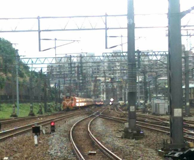 快訊! 台鐵七堵電車線斷裂 影響旅客近萬人次 | 華視新聞