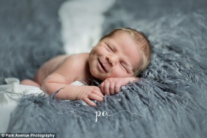 美48歲婦人 代理孕母生下自己"孫子"! | 梅根也在上月22日，順利生下了自己的外孫，寶寶重達約3千4百公克，相當健康(翻攝每日郵報)