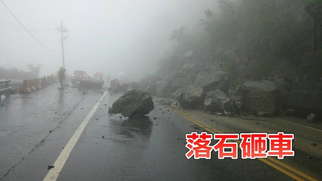 大雨不斷 蘇花落石砸車1人受傷送醫 | 華視新聞
