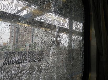 台鐵自強號車窗破裂! 乘客問是槍戰嗎? | 自強號車窗破裂。