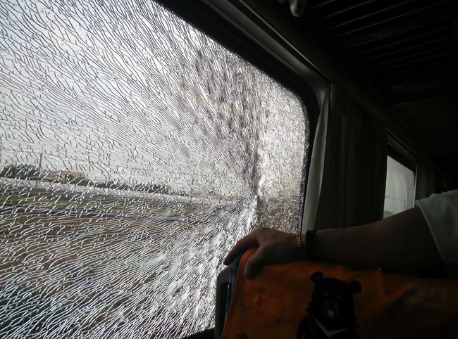 台鐵自強號車窗破裂! 乘客問是槍戰嗎? | 華視新聞
