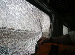 台鐵自強號車窗破裂! 乘客問是槍戰嗎?